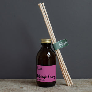 Midnight Cherry scent which features Black Cherry, golden ambers & frankinsense. Very sexy and made for the night time. Tom Ford Dupe. Berry beautiful. Hand poured soy derived diffuser made of natural ingredients. Perfect for summer time scenting. Room filling diffuser with 6 natural rattan reeds and comes in a beautoful presentation box, which features wild flowers and animals on it. Cottage core in its sttyle, it is perfect for nature lovers. 