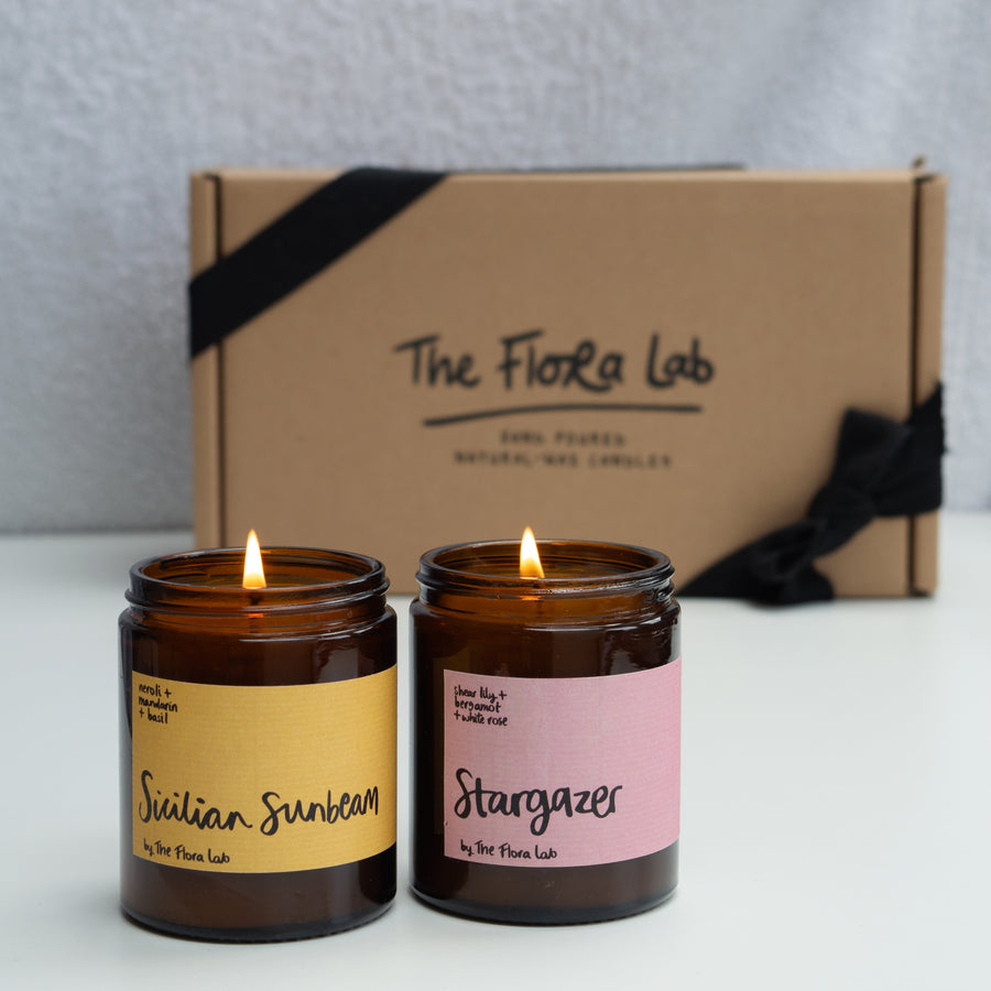 Duo of Candles Gift Box. Our sustainably sourced gift boxes are made with sustainable materials, filled with sustainable scent and feature a hand tired cotton ribbon. Perfect for gifts, such as birthday presents, housewarming and sympathy gifts. Bespoke and customisable gift boxes UK. Featuring Sicilian Sunbeam and Stargazer, two candles that are perfect for summer. 