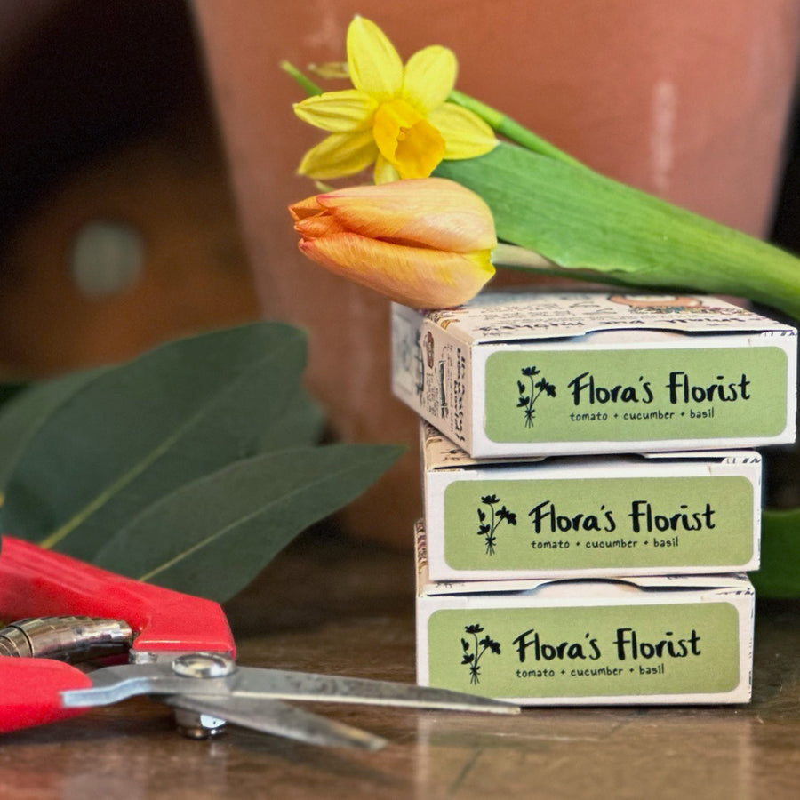 Flora's Florist Soy Wax Melts. Hand poured natural soy wax melts. Long lasting and powerful scent. Plastic free and sustainable packaging botanical wax melts. These scented wax tarts are made by a small business. Green tomato, melon, cucumber and apple. 
Spring summer wax tarts. Green Tomato scented wax melts. Salad smelling wax tarts. perfumes  that smell like the outside. Green Candle Scents
