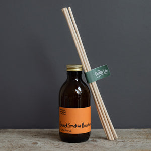 Our best selling Sweet Smokin; Bourbon reed diffuser is a fan favourite with tobacco leaf, honey and sandalwood at its heart. Unisex candle, this diffuser is loved by men and women. Ideal for the evening. Hand poured soy derived diffuser made of natural ingredients. Perfect for summer time scenting. Room filling diffuser with 6 natural rattan reeds and comes in a beautoful presentation box, which features wild flowers and animals on it. Cottage core in its sttyle, it is perfect for nature lovers. 