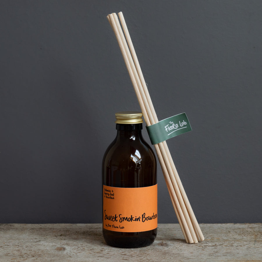 Our best selling Sweet Smokin; Bourbon reed diffuser is a fan favourite with tobacco leaf, honey and sandalwood at its heart. Unisex candle, this diffuser is loved by men and women. Ideal for the evening. Hand poured soy derived diffuser made of natural ingredients. Perfect for summer time scenting. Room filling diffuser with 6 natural rattan reeds and comes in a beautoful presentation box, which features wild flowers and animals on it. Cottage core in its sttyle, it is perfect for nature lovers. 