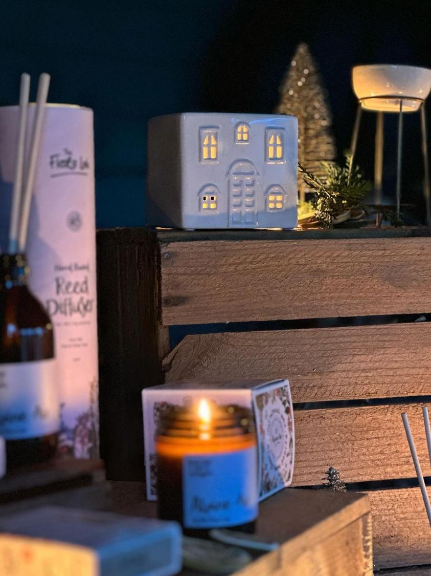 Cute winter house Wax Melt Burner with soy wax melts and soy tealights. Elegant ceramic wax melt burner paired with our handcrafted botanical wax melts and tealights. Stylish home fragrance solution designed for long-lasting and strong scent release. Premium quality ceramic burner with stars cut out to let the light shine through. Best paired with plant based natural wax tealights and soy wax melts from The Flora Lab 