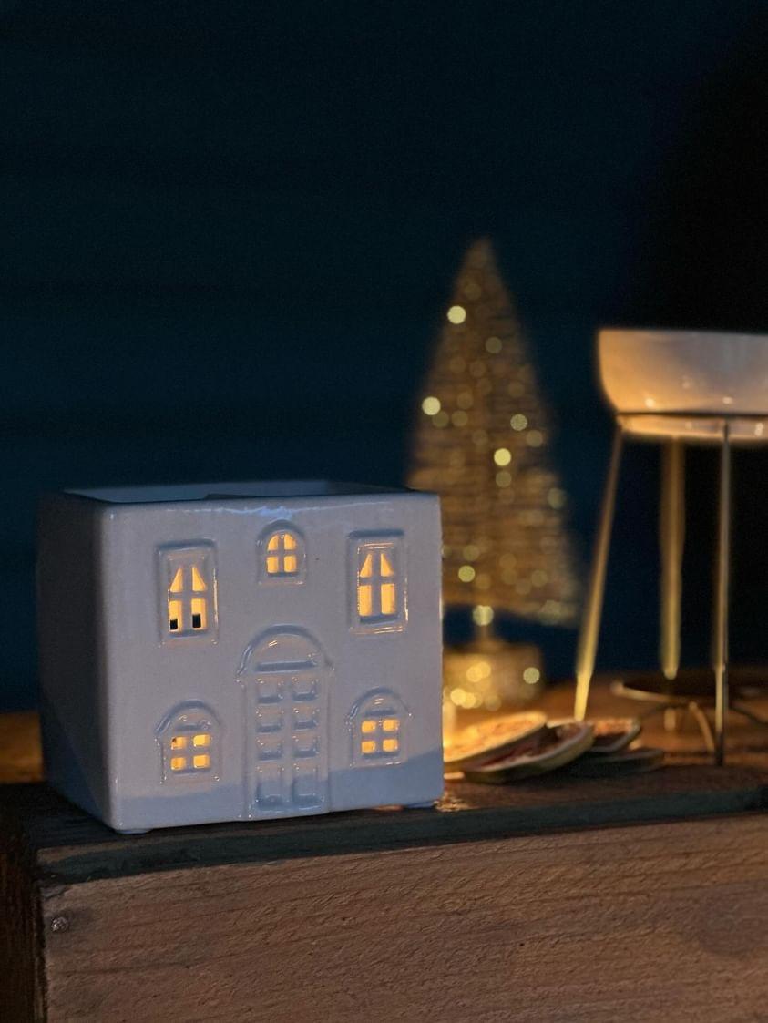 Cute winter house Wax Melt Burner with soy wax melts and soy tealights. Elegant ceramic wax melt burner paired with our handcrafted botanical wax melts and tealights. Stylish home fragrance solution designed for long-lasting and strong scent release. Premium quality ceramic burner with stars cut out to let the light shine through. Best paired with plant based natural wax tealights and soy wax melts from The Flora Lab 